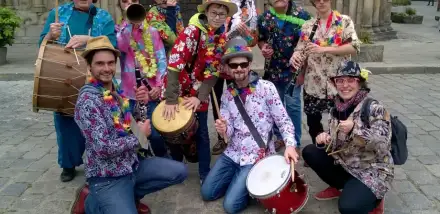 un groupe de musique déguisé