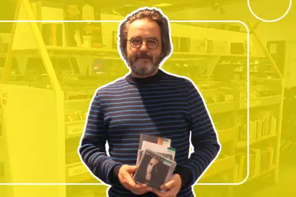 Photomontage de Simon Rochepeau tenant des disques sur un fond jaune représentant l'espace musique de la bibliotheque des Champs libres