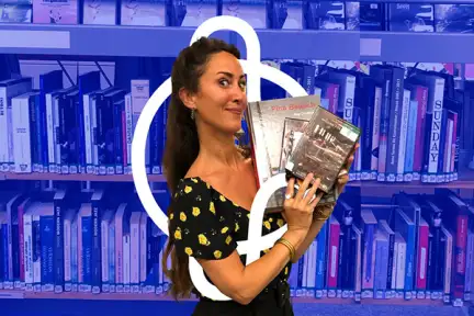 Montage photo de Mathilde Dinard qui tient des CDs et DVDs et se trouve dans la bibliothèque des Champs Libres,t. Elle est entourée du logo des Champs Libres.