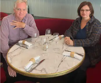 Une photographie de Thomas Coutrot et Coralie Perez attablés ensemble, regardant la caméra.