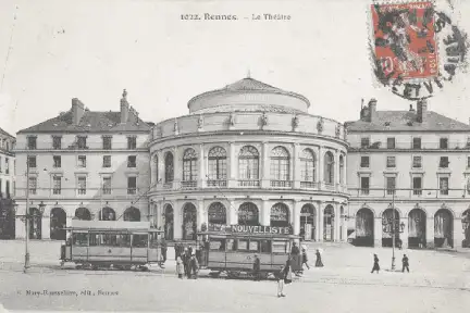 Une carte postale en noir et blanc de la place de la mairie, sur laquelle on voit le Théâtre (devenu l'Opéra) devant lequel passe un tramway à deux wagons.