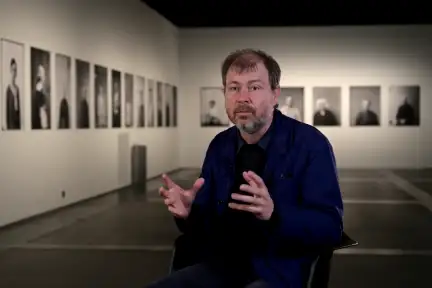 Un extrait de vidéo prise par Arnaud Géré de Mathieu Pernot devant l'exposition "La vie en photographie"