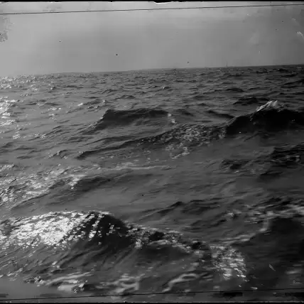 Photo en noir et blanc, pleine mer au soleil