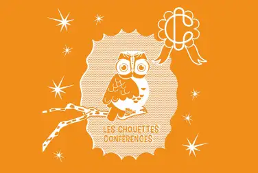 Sur un fond orange, une chouette en flat deisgn est assise sur une branche. Logo Champs Libres et étoiles sur le fond.