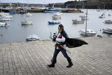 un homme déguisé sur les quais de Douarnenez