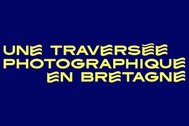 Sur un fond bleu marine, en jaune et en majuscule, écrit "une traversée photographique" dans un police grasse, aux "E" travaillés de sorte à rappeler le mouvement des vagues.