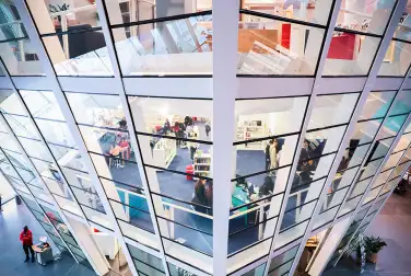 Cette photo montre la pyramide inversée qui abrite la Bibliothèque des Champs Libres. Elle a été prise en contre-plongée depuis le haut de la mezzanine.