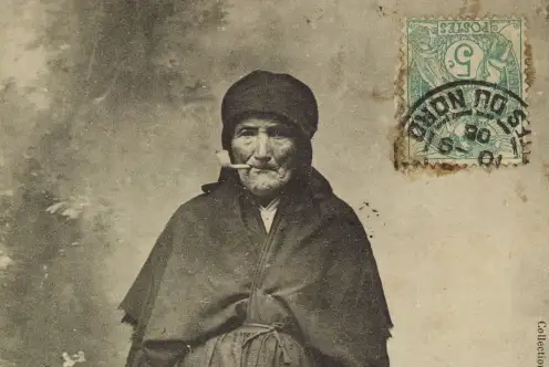 portrait d'une femme porteuse d'eau avec une pipe à la bouche