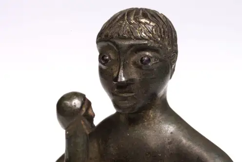 statuette en bronze représentant un petit guerrier gaulois