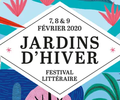 Sur un fond bleu clair, un losange avec écrit "7, 8 & 9 / Février 2020 / Jardins d'hiver / festival littéraire". Le losange est entouré de fleurs, feuilles et arbres en illustration.