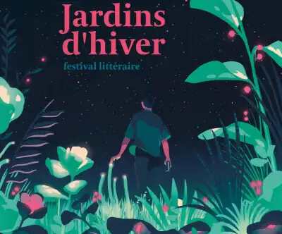 Sur un fond bleu nuit, au milieu de hautes herbes lumineuses, un personnage se dresse contre le ciel. Est écrit en gros "Jardins d'hiver" et en plus petit "festival littéraire".