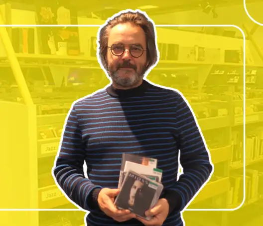 Photomontage de Simon Rochepeau tenant des disques sur un fond jaune représentant l'espace musique de la bibliotheque des Champs libres