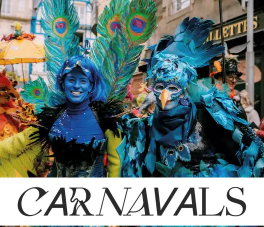 photographie colorée de carnavaliers avec Carnavals en écriture stylisée