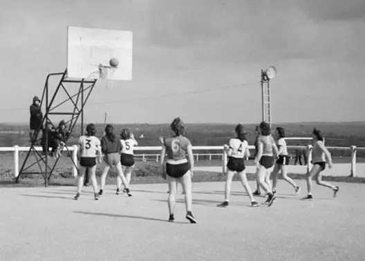 Une photographie en noir et blanc d'une équipe de basketteuses.