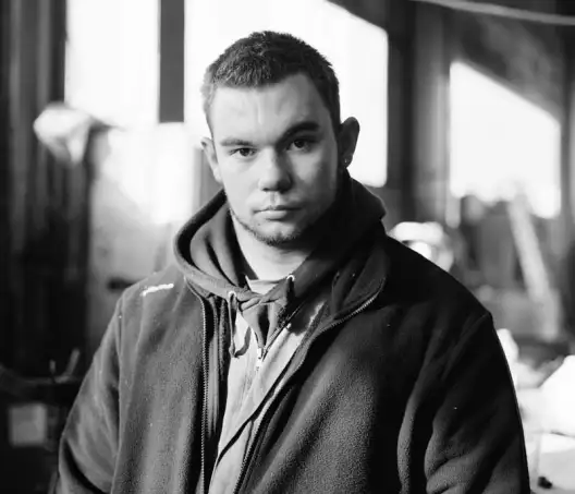 Portrait en noir et blanc d'un jeune homme.