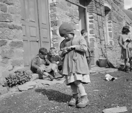 Des enfants dans une cour d'école