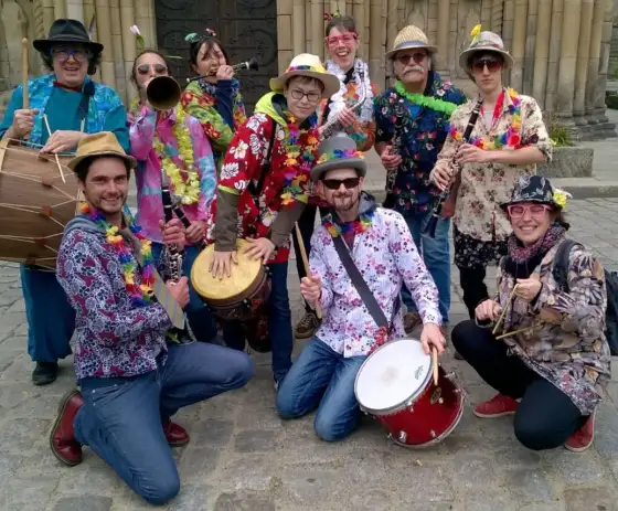 un groupe de musiciens déguisés