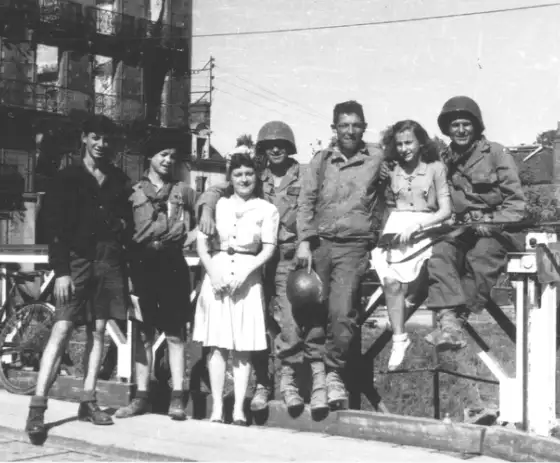 Groupe d'Américains et de Françaises sur le pont de Châteaudun à Rennes, 1944