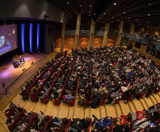 le public dans l'auditorium lors d'une conférence