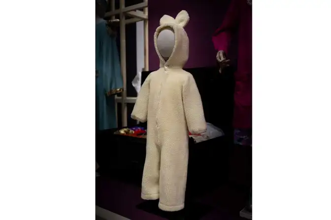 Photographie d'un costume  de lapin pour enfant  exposé dans une vitirine de musée.