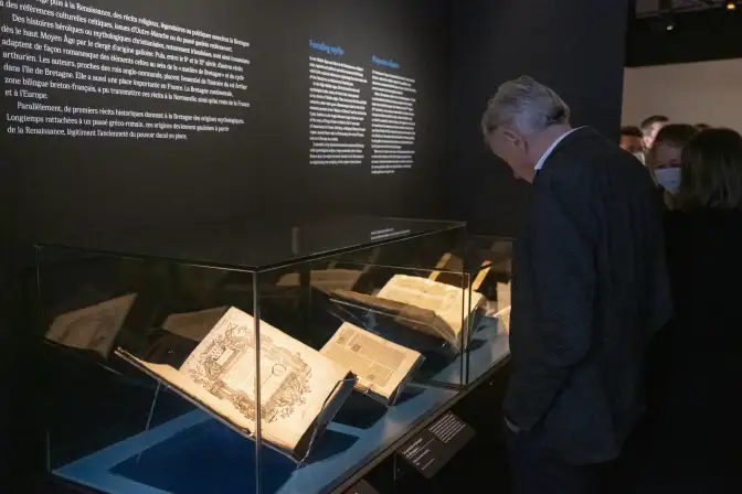 Week-end d'inauguration de l'exposition Celtique ?. On y voit un homme observer d'anciens livres exposés