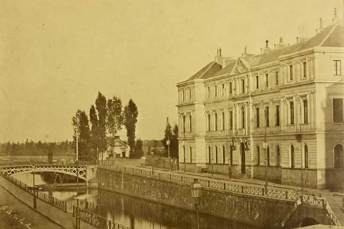 Vue du palais universitaire depuis les bords de la Vilaine