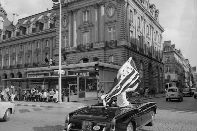 Retour de la Coupe de France à Rennes / Vitrine Coupe de France, Studio Guillaume : dans une jolie voiture noire, quelqu'un fait flotter un gwen a du.