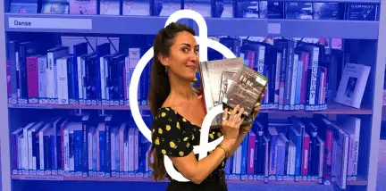 Montage photo de Mathilde Dinard qui tient des CDs et DVDs et se trouve dans la bibliothèque des Champs Libres,t. Elle est entourée du logo des Champs Libres.