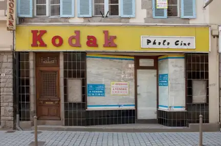 Une photographie couleur de l'enseigne d'un studio photo Kodak, à Lausanne.