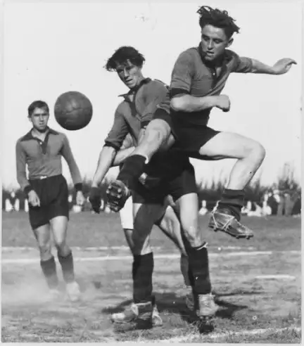 Action de football entre deux joueur