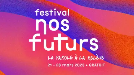 Affiche de la deuxième édition du festival Nos Futurs, la parole à la relève, dans les tons violets et rouges. Est écrit : "festival nos futurs, la parole à la relève, u 21 au 26 Mars 2023, gratuit".