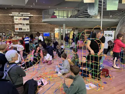 Hall des Champs Libres avec des enfants qui s'amusent