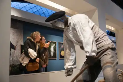 des personnes en visite dans l'exposition Une histoire de Bretagne