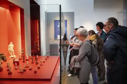 Expositions du Musée de Bretagne ou en second plan, deux femmes regarde une œuvre. Au premier plan, on aperçoit une statue d'homme récoltant du sel.