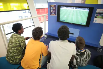 Adolescents jouant sur une console de jeux.