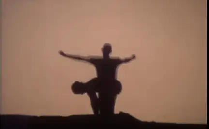 capture du clip du morceau 1994 par Maud Geffray. Deux silhouettes dansent. Il y a peu de lumière : est ce l'aube ou le crépuscule ?