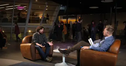 Une photographie d'un plateau installé devant le Musée de Bretagne, lors d'une émission de TVRennes, avec Antoine Philias.