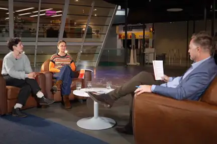 Une photographie d'un plateau installé devant le Musée de Bretagne, lors d'une émission de TVRennes, avec Christine Van Geen et Sibylle Sellam.