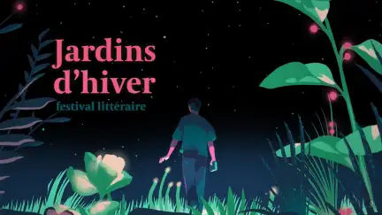 Sur un fond noir et bleu marine, se dresse en bas un sol d'herbes et de fleurs qui rayonnent d'une douce lumière. Un personnage de dos observe la nuit.