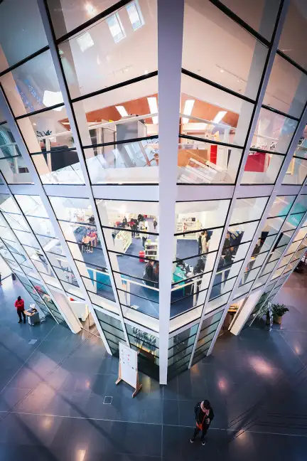 Cette photo montre la pyramide inversée qui abrite la Bibliothèque des Champs Libres. Elle a été prise en contre-plongée depuis le haut de la mezzanine.