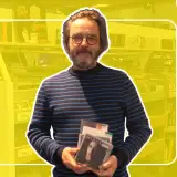 Photomontage de Simon Rochepeau tenant des disques sur un fond jaune représentant l'espace musique de la bibliotheque des Champs libres