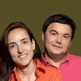 Illustration d'après photographie de Julia Cagé et Thomas Piketty. Réalisée numériquement, l'illustration représente les deux économistes sur fond vert, la tête tournée vers l'objectif.