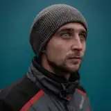 Portrait photographique d'un homme jeune, avec un bonnet.