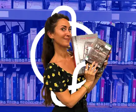 Montage photo de Mathilde Dinard qui tient des CDs et DVDs et se trouve dans la bibliothèque des Champs Libres,t. Elle est entourée du logo des Champs Libres.