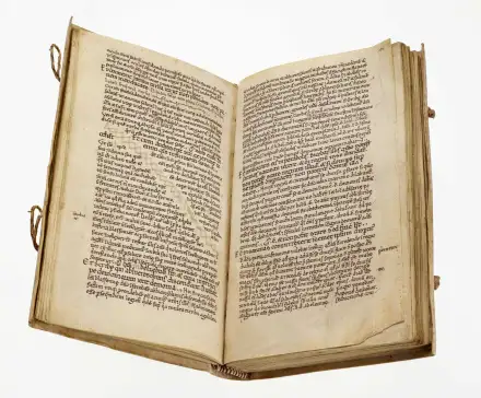 Manuscrit de Locmaria de Quimper. Le manuscrit, en vélin, mesure 21 x 13 cm et abrite un commentaire de l’Évangile de Marc de Bède le Vénérable (v. 672-735), célèbre moine anglo-saxon de l’abbaye de Jarrow.