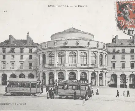 Une carte postale en noir et blanc de la place de la mairie, sur laquelle on voit le Théâtre (devenu l'Opéra) devant lequel passe un tramway à deux wagons.