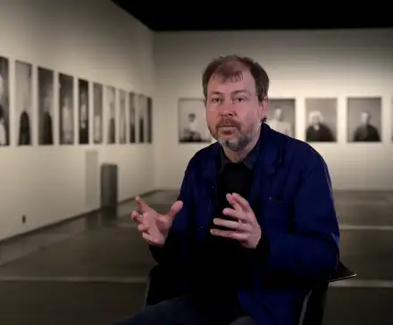 Un extrait de vidéo prise par Arnaud Géré de Mathieu Pernot devant l'exposition "La vie en photographie"