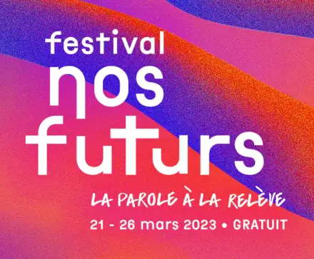 Affiche de la troisième édition du festival Nos Futurs, la parole à la relève, dans les tons violets et rouges. Est écrit : "festival nos futurs, la parole à la relève, u 21 au 26 Mars 2023, gratuit".