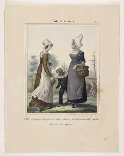 Deux femmes, vues de profil, portant un costume de travail.; l'une et l'autre portent une coiffe différente attestée dans le pays de Nantes. Un petit garçon accompagne celle qui porte un panier, il est vêtu à la mode du Second Empire.