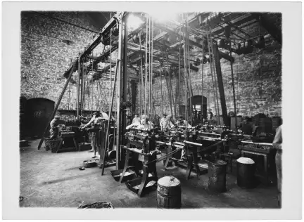 Saint-Brieuc, usine Chaffoteaux. Vue d’une machine industrielle avec plusieurs postes de travail pour les ouvriers, parmi lesquels se trouvent des femmes et de jeunes garçons. Inscriptions Au verso, tampons du musée de Bretagne et de la collection Raphaël Binet. Manuscrit au crayon à papier Le Légué Saint-Brieuc / Chaffoteaux